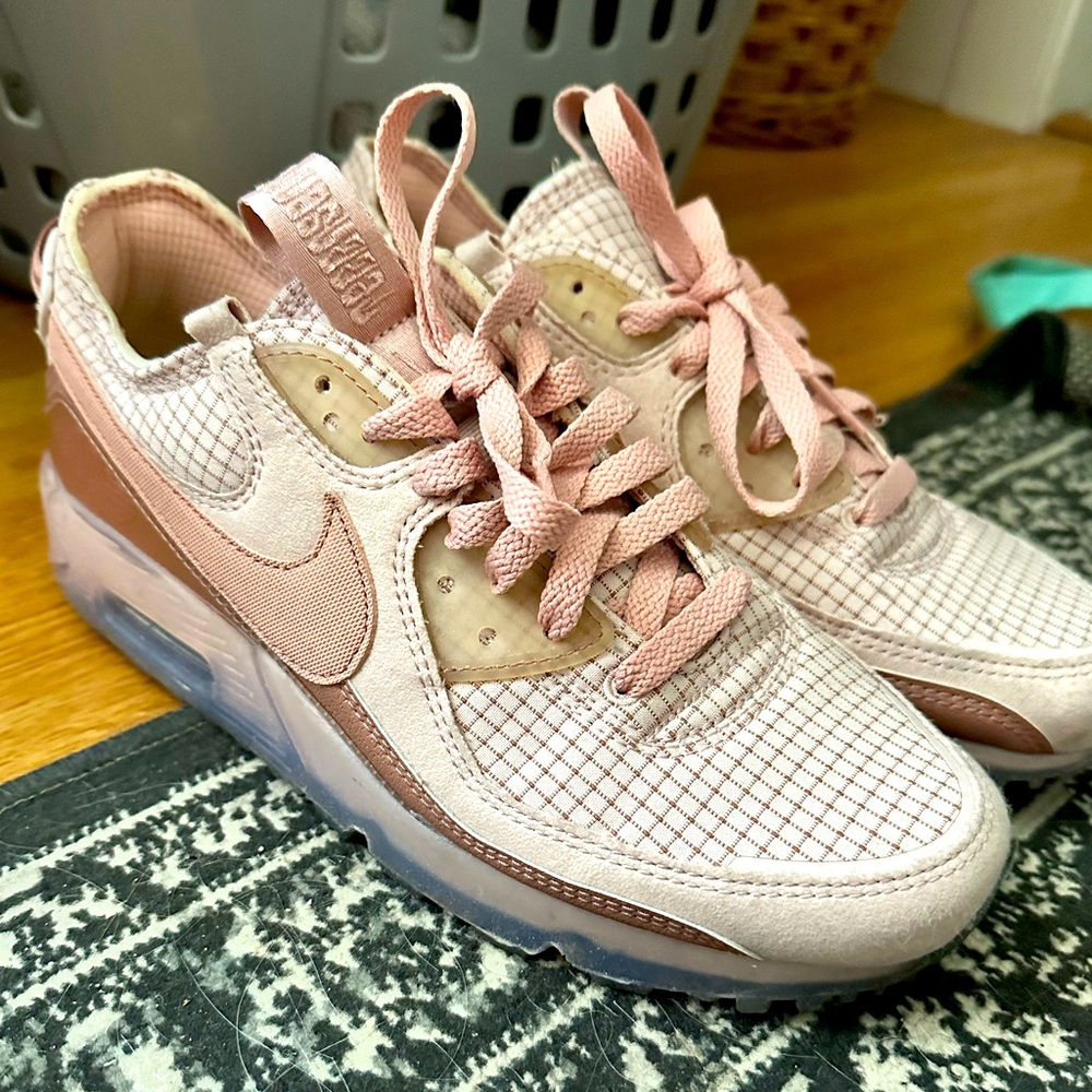 Nike Grid mauve athletic shoes